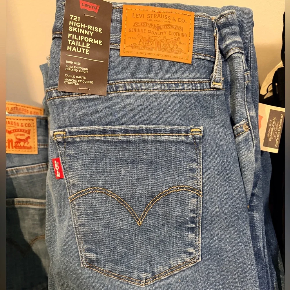 Levi's Women’s 721 Medium Wash Jeans - Picture 1 of 2